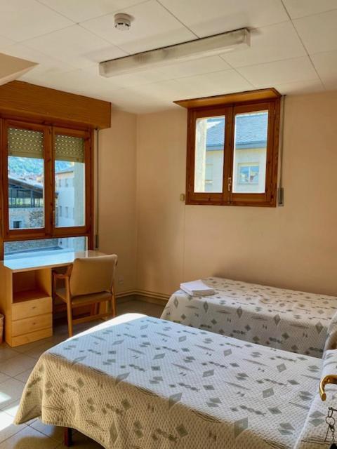 Residencia Sagrada Familia Hotel La Seu d'Urgell Buitenkant foto